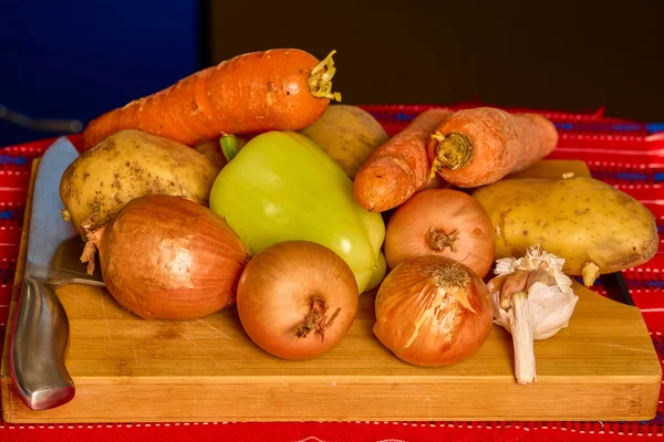 Gemischtes Gemüse Auf Einem Holzhacker Auf Einem Tisch — Stockfoto