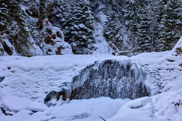 Winterbeelden Met Een Bergrivier Idyllisch Landschap — Stockfoto