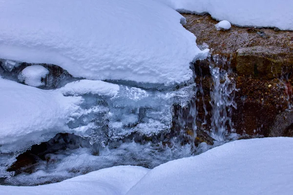 Zimowe Obrazy Górską Rzeką Sielankowy Krajobraz — Zdjęcie stockowe