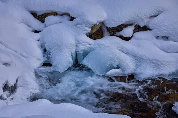 Bir Dağ Nehri Ile Kış Görüntüleri Cennet Manzarası — Stok fotoğraf