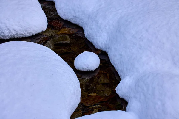 山の川で冬のイメージ 牧歌的な風景 — ストック写真