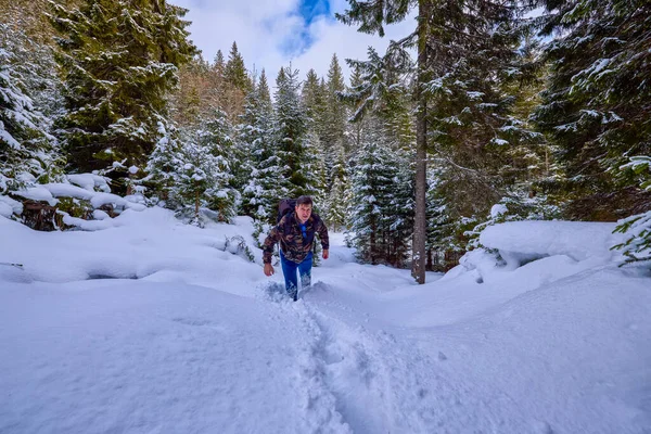 Turista Invierno Paisaje Las Montañas —  Fotos de Stock