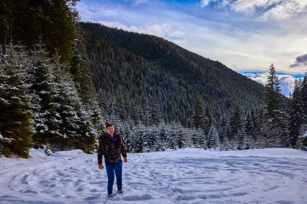 Turista Zimní Krajině Horách — Stock fotografie