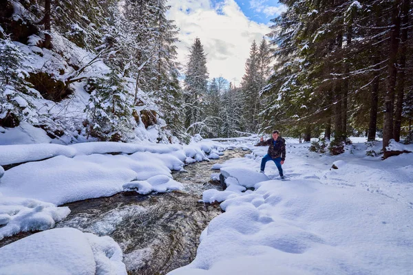 Turista Zimní Krajině Horách — Stock fotografie