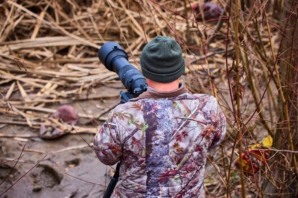 Profesjonalny Fotograf Stroju Kamuflażu Jest Ukryta Naturze — Zdjęcie stockowe