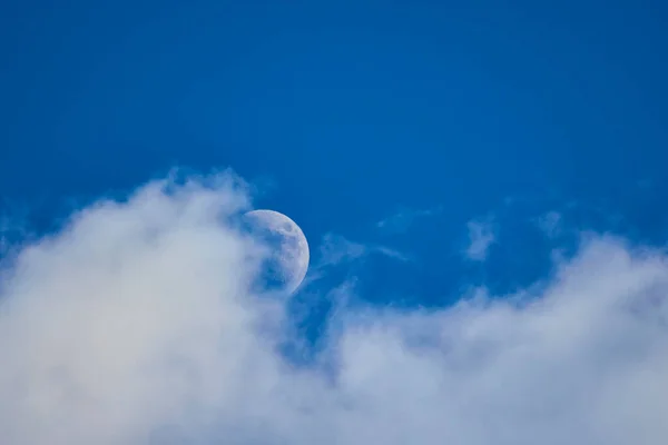Φεγγάρι Στον Γαλάζιο Ουρανό Σύννεφα Σούρουπο — Φωτογραφία Αρχείου