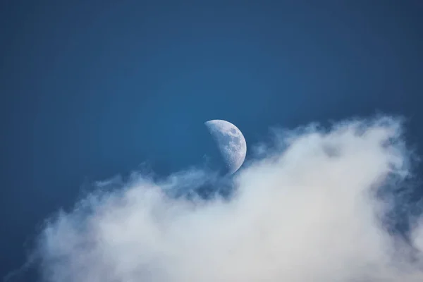 夕暮れ時に雲に包まれた青い空の月 — ストック写真