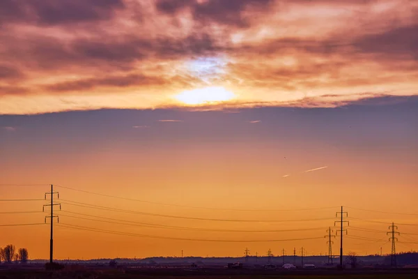 Landschap Met Zonsondergang Een Hoogspanningslijn — Stockfoto