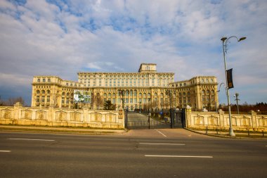 Bükreş, Romanya 13 Şubat 2022 Parlamento Sarayı (1989 devriminden önce Cumhuriyet veya Halk Meclisi olarak biliniyordu.