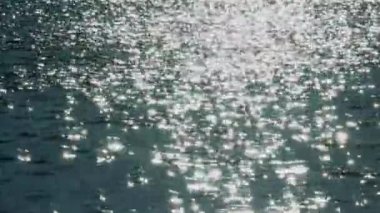 Güneşin parlaklığı Bir suyun aynasında 