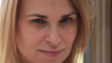 Göz hareketi yapan bir kadının yüzüyle yaklaş.. 
