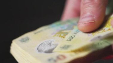 Para sayan bir adamın elleriyle yaklaş. 