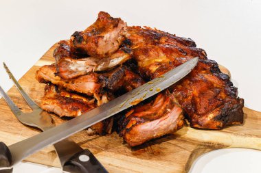 Ağaç öğütücüsünde pişmiş domuz pirzolası.