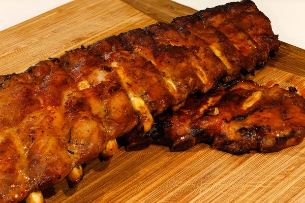 Costillas Cerdo Cocidas Una Astilladora Madera — Foto de Stock