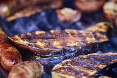 Izgarada patlıcan dilimleriyle kapat..