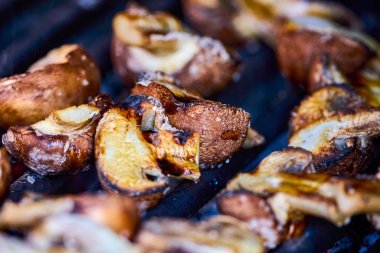 Izgarada kahverengi şampiyon mantarlarıyla kapatıyoruz..