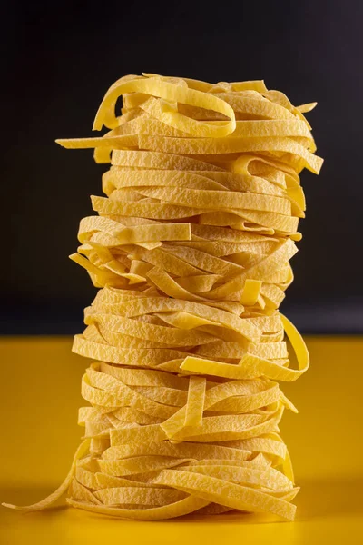 Pasta Form Eines Nestes Auf Gelbem Hintergrund — Stockfoto