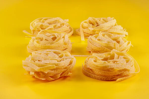 Pasta Sotto Forma Nido Fondo Giallo — Foto Stock