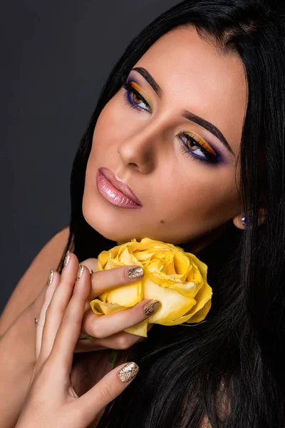 Portrait Brunette Woman Holding Yellow Rose Her Hand — Stock Photo, Image