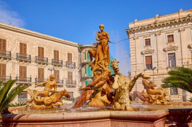 Siracusa, Ortigia-İtalya Mart-21-2022. Kentin turistik merkezli görüntüleri.