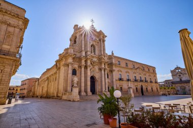 Siracusa, Ortigia-İtalya Mart-21-2022. Kentin turistik merkezli görüntüleri.