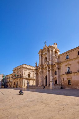 Siracusa, Ortigia-İtalya Mart-21-2022. Kentin turistik merkezli görüntüleri.