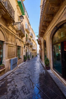 Siracusa, Ortigia-İtalya Mart-21-2022. Kentin turistik merkezli görüntüleri.