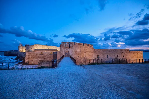 Siracusa, Ortigia-İtalya Mart-21-2022. Kentin turistik merkezli görüntüleri.