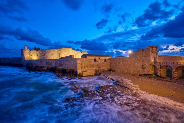 Siracusa, Ortigia-İtalya Mart-21-2022. Kentin turistik merkezli görüntüleri.