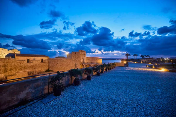 Siracusa, Ortigia-İtalya Mart-21-2022. Kentin turistik merkezli görüntüleri.