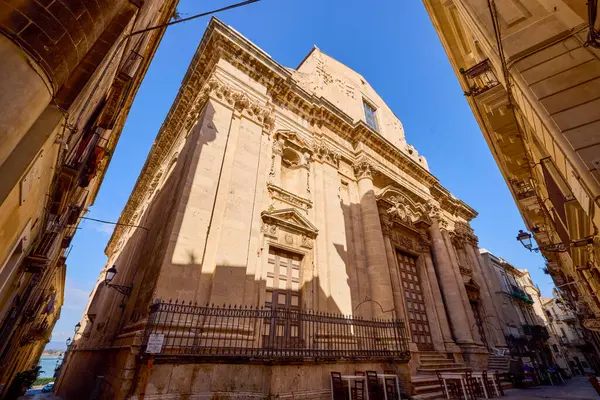 Siracusa, Ortigia-İtalya Mart-21-2022. Kentin turistik merkezli görüntüleri.