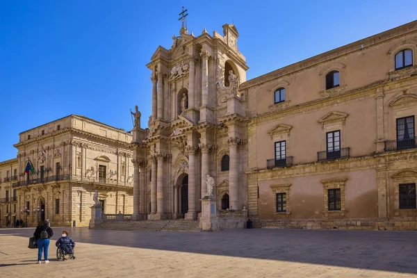 Siracusa, Ortigia-İtalya Mart-21-2022. Kentin turistik merkezli görüntüleri.