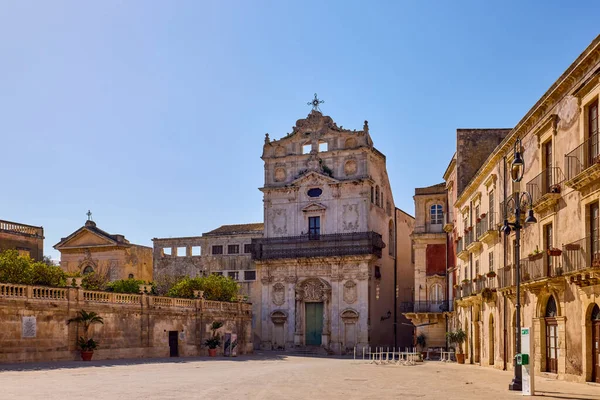 Siracusa, Ortigia-İtalya Mart-21-2022. Kentin turistik merkezli görüntüleri.