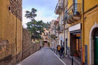 Taormina, Sicilya - İtalya - 19 Mart 2022: Taormina sokaklarının resimleri, şehrin turistik yerleri ve sembolleri