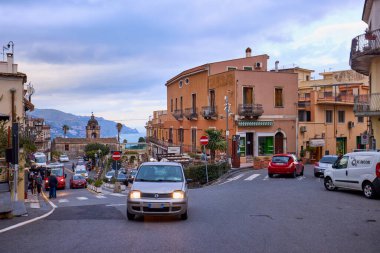 Taormina, Sicilya - İtalya - 19 Mart 2022: Taormina sokaklarının resimleri, şehrin turistik yerleri ve sembolleri