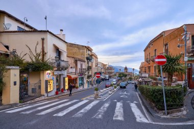 Taormina, Sicilya - İtalya - 19 Mart 2022: Taormina sokaklarının resimleri, şehrin turistik yerleri ve sembolleri