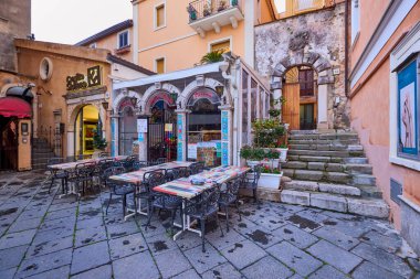 Taormina, Sicilya - İtalya - 19 Mart 2022: Taormina sokaklarının resimleri, şehrin turistik yerleri ve sembolleri