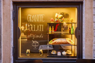 Taormina, Sicilya - İtalya - 19 Mart 2022: Taormina sokaklarının resimleri, şehrin turistik yerleri ve sembolleri