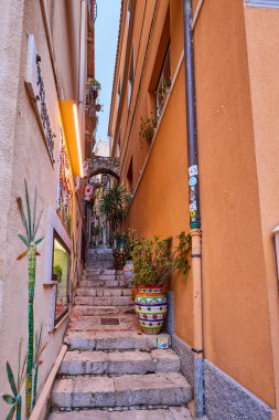 Taormina, Sicilya - İtalya - 19 Mart 2022: Taormina sokaklarının resimleri, şehrin turistik yerleri ve sembolleri