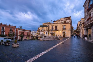 Taormina, Sicilya - İtalya - 19 Mart 2022: Taormina sokaklarının resimleri, şehrin turistik yerleri ve sembolleri