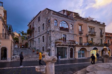 Taormina, Sicilya - İtalya - 19 Mart 2022: Taormina sokaklarının resimleri, şehrin turistik yerleri ve sembolleri