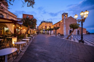 Taormina, Sicilya - İtalya - 19 Mart 2022: Taormina sokaklarının resimleri, şehrin turistik yerleri ve sembolleri