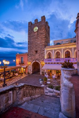 Taormina, Sicilya - İtalya - 19 Mart 2022: Taormina sokaklarının resimleri, şehrin turistik yerleri ve sembolleri