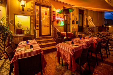 Taormina, Sicilya - İtalya - 19 Mart 2022: Taormina sokaklarının resimleri, şehrin turistik yerleri ve sembolleri