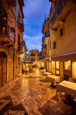 Taormina, Sicilya - İtalya - 19 Mart 2022: Taormina sokaklarının resimleri, şehrin turistik yerleri ve sembolleri