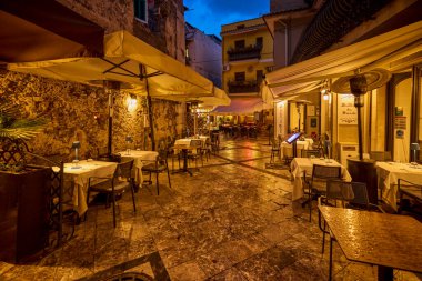 Taormina, Sicilya - İtalya - 19 Mart 2022: Taormina sokaklarının resimleri, şehrin turistik yerleri ve sembolleri