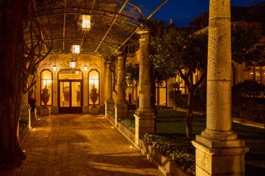 Taormina, Sicilya - İtalya - 19 Mart 2022: Taormina sokaklarının resimleri, şehrin turistik yerleri ve sembolleri