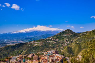 Taormina, Sicilya - İtalya - 19 Mart 2022: Taormina sokaklarının resimleri, şehrin turistik yerleri ve sembolleri