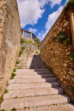 Taormina, Sicilya - İtalya - 19 Mart 2022: Taormina sokaklarının resimleri, şehrin turistik yerleri ve sembolleri
