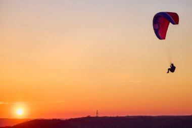 Valeni Romanya 'ya 5 Nisan 2022' de ulaştı: Bazı hava dalışı meraklılarının akşam eğitimi gün batımında.